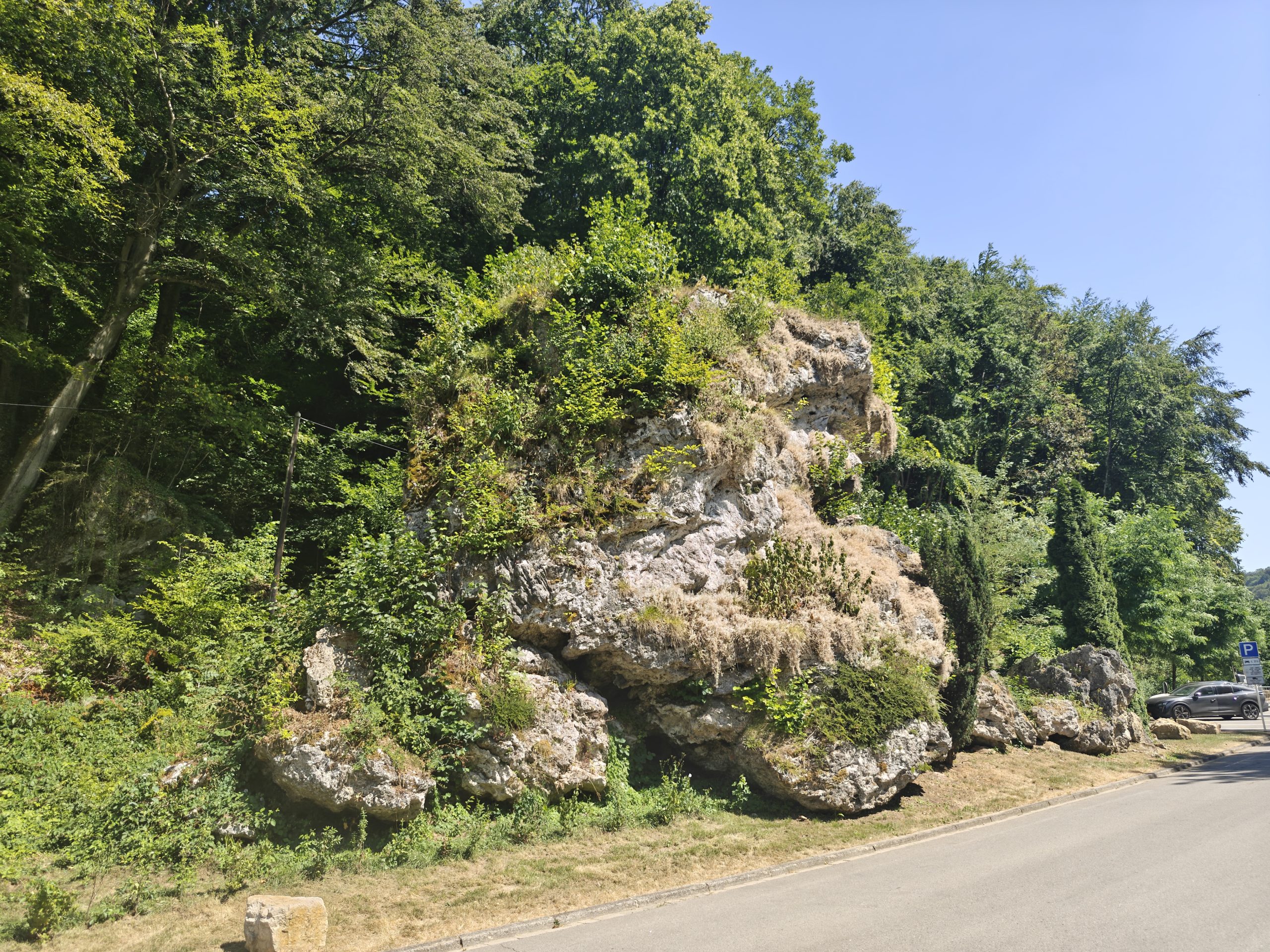 LA PIERRE DE CRON: ENTRE LÉGENDE ET GÉOLOGIE